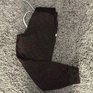 Maroon ribbed jogger. Cropped